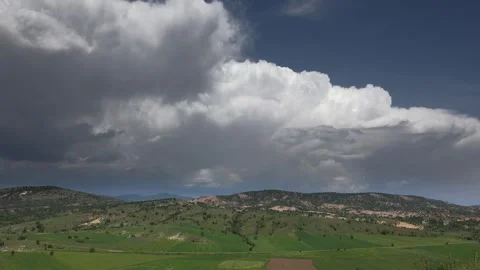 Time lapse storm clouds over green farmland fields and rolling hills in rural 库存影片 339466127