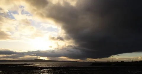 Time-lapse of storm clouds rolling in over coastal water 動画素材 69171344
