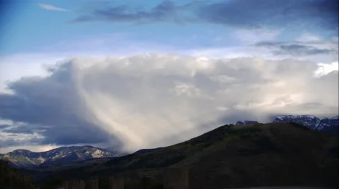 Time Lapse Storm Moving Over Mountains Stockbeeldmateriaal 60605284