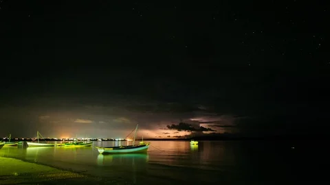 Time lapse of a storm over a bay with boats at night in Northern Madagascar 動画素材 70144399