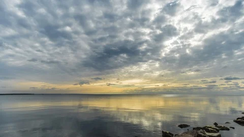Time lapse of strong movement from the wind of dark clouds Stock-Footage 129630558