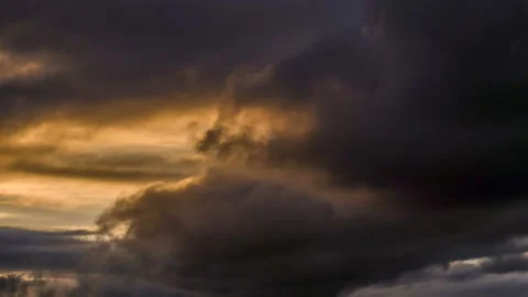 Time lapse of strong movement from the wind of dark clouds Stock-Footage 129631402