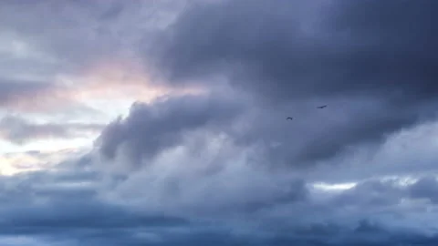 Time lapse of strong movement from the wind of dark clouds Stock-Footage 129631583