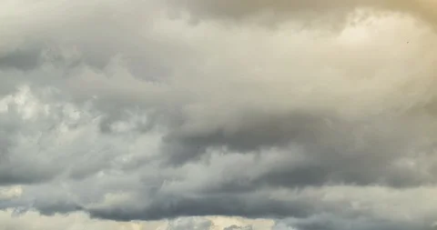 Time lapse of strong movement from the wind of dark clouds Stock-Footage 129631986