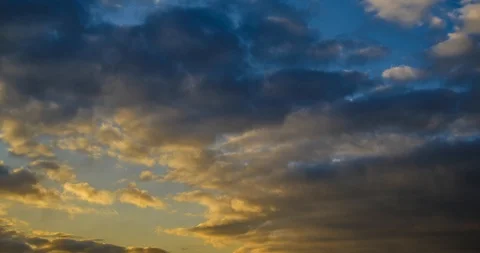 Time lapse of strong movement from the wind of dark clouds Stock-Footage 129632124