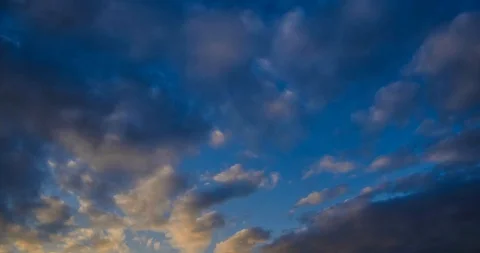 Time lapse of strong movement from the wind of dark clouds Stock-Footage 129632177