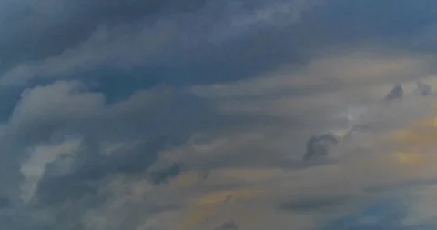 Time lapse of strong movement from the wind of dark clouds Stock-Footage 129632361