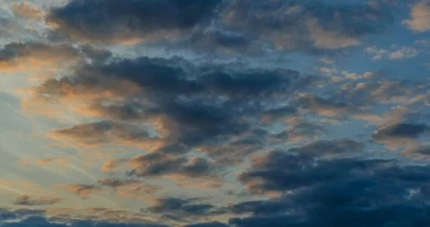 Time lapse of strong movement from the wind of dark clouds Stock-Footage 129632418