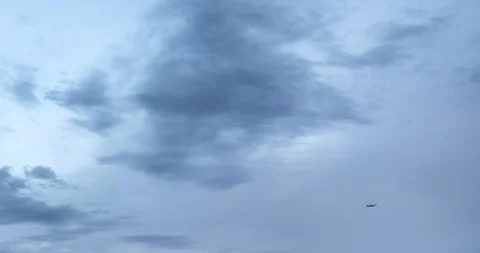 Time lapse of strong movement from the wind of dark clouds Stock-Footage 129632442