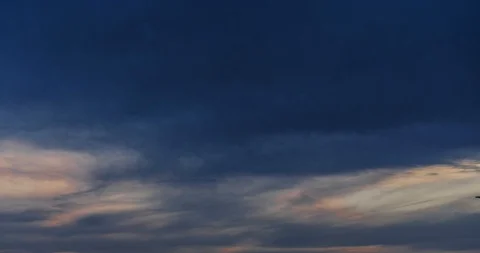 Time lapse of strong movement from the wind of dark clouds Stock-Footage 129632624
