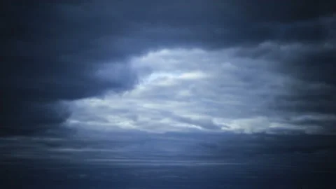 Time lapse of strong movement from the wind of dark clouds Stock-Footage 129633723