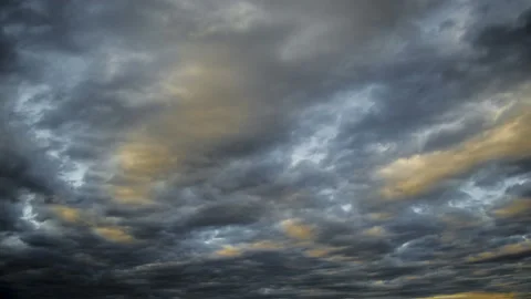 Time lapse of strong movement from the wind of dark clouds Stock-Footage 129633828