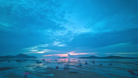 Time lapse stunning blue cloud moving in sunset. Vídeos de archivo 278985810
