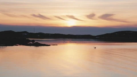 Time lapse, stunning panoramic view of lake against horizon with sunset and Vídeos de archivo 263184524