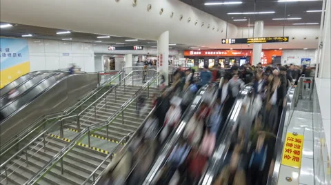 Time lapse of subway passengers on escalators during rush hour Shanghai, China Stockbeeldmateriaal 61495822