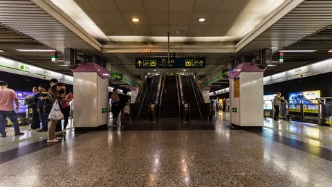 Time-lapse of subway platform in Shanghai, China Stock Footage 90783617