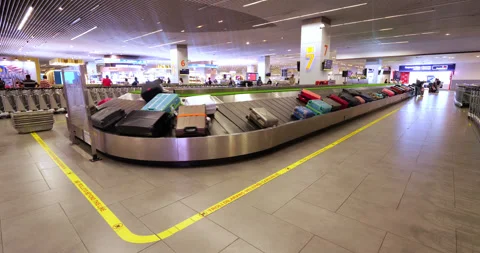 Time lapse of suitcases moving on full airport baggage carousel Stockbeeldmateriaal 345553316
