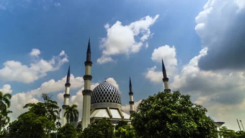 Time lapse of Sultan Salahuddin Abdul Aziz Shah Mosque with blue sky .HD Stock Footage 137952709