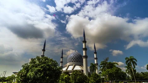 Time lapse of Sultan Salahuddin Abdul Aziz Shah Mosque with blue sky .HD Stock Footage 137952711