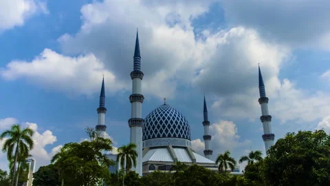 Time lapse of Sultan Salahuddin Abdul Aziz Shah Mosque with blue sky .HD Stock Footage 141804510