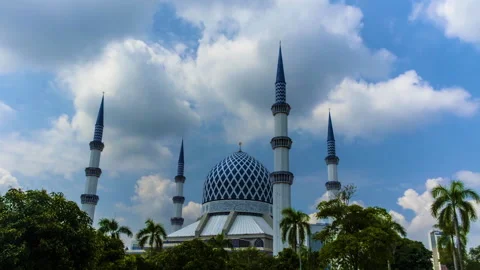 Time lapse of Sultan Salahuddin Abdul Aziz Shah Mosque with blue sky .HD Stock Footage 141804576