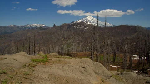 Time lapse of summer clouds forming over summit of Mt. Jefferson, Oregon 库存影片 328880058