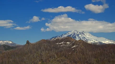 Time lapse of summer clouds forming over summit of Mt. Jefferson, Oregon Видео 328952460