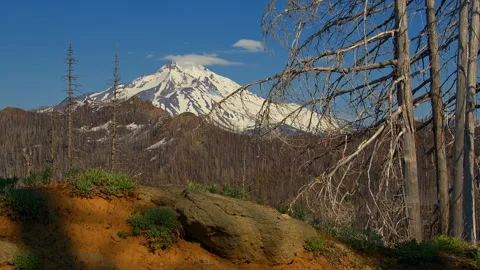 Time Lapse of summer clouds over Mt. Jefferson, Oregon Cascades 库存影片 328882187