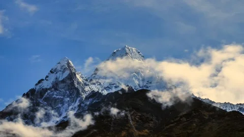 Time lapse of the summit in the sky with clouds Video stock 132808463