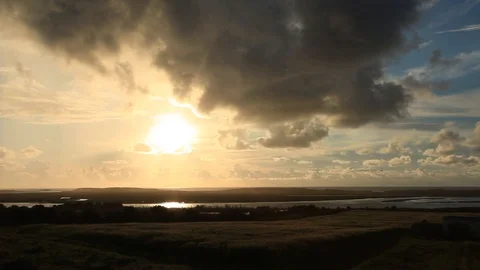 Time-lapse with sun and clouds moving over field 스톡 동영상 105222690