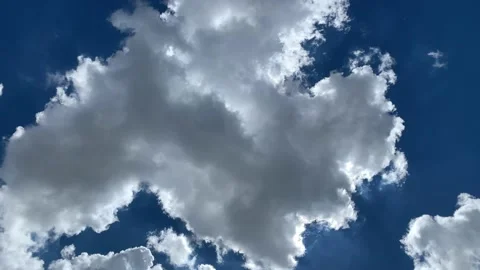 Time lapse of sun emerging from upward floating cumulus cloud Vídeo Stock 135552874