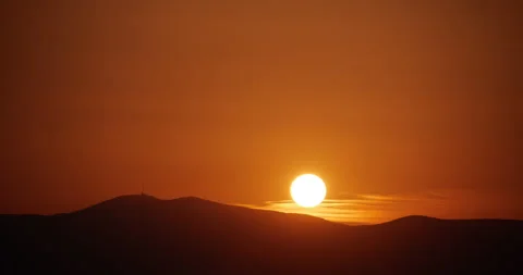 Time lapse, Sun Goes Down Behind Mountains, Sunset 스톡 동영상 262268750