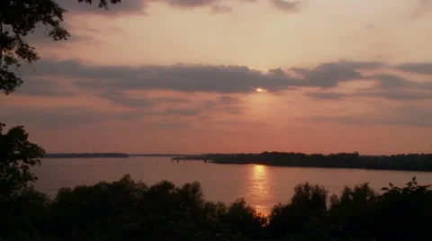 Time lapse of sun going down over the Mississippi River Stock Footage 52867701