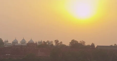 Time lapse of the sun going down behind the Agra Fort Stock Footage 72994710