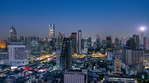 Time-lapse of the sun lighting up the Bangkok skyline, sunrise in Thailand Video stock 328544627