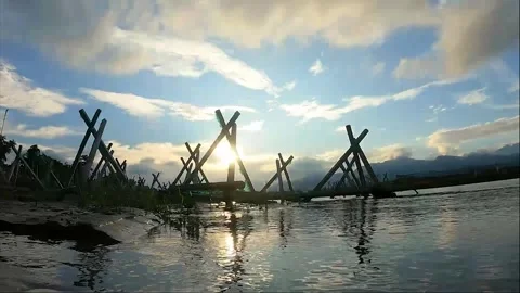 Time lapse of sun reflecting on river water 4k file 74 Video stock 339268492