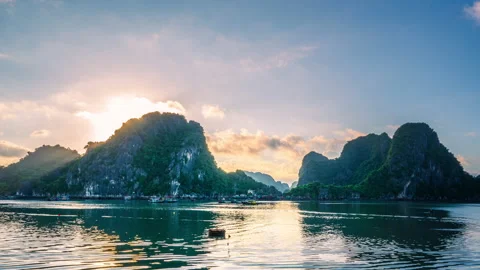 Time lapse,The sun rises in the morning at Halong Bay,Vietnam. Vídeos de archivo 210662944