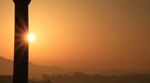 Time lapse of Sun rising behind chimney of factory Vídeos de archivo 68908178