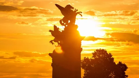Time Lapse Of The Sun Rising Behind One Of The Many Monuments In Paris Stockbeeldmateriaal 95009631