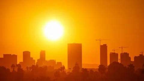 Time Lapse of the sun rising from behind downtown Los Angeles Stockbeeldmateriaal 111065695