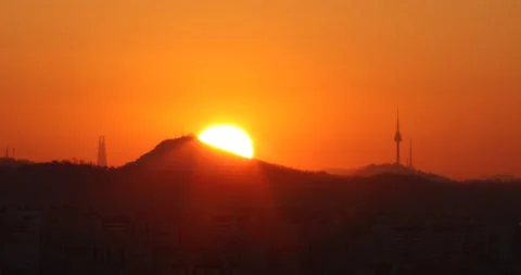 Time lapse of sun rising behind Namsan and Seoul tower in Korea Stock Footage 162711177