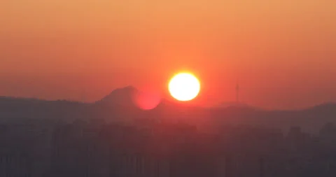 Time lapse of sun rising behind Namsan and Seoul tower in Korea Stock Footage 162711215