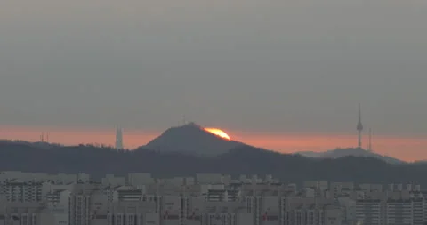 Time lapse of sun rising behind Namsan and Seoul tower in Korea Stock Footage 162711292
