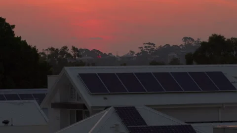Time lapse of sun rising over suburban neighbourhood, roof top solar panels 스톡 동영상 131303673