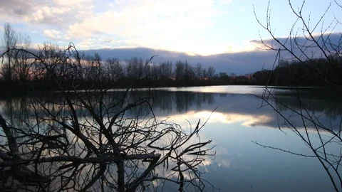 Time lapse Sun rising over the lake 4K - Italian nature Video stock 150568125