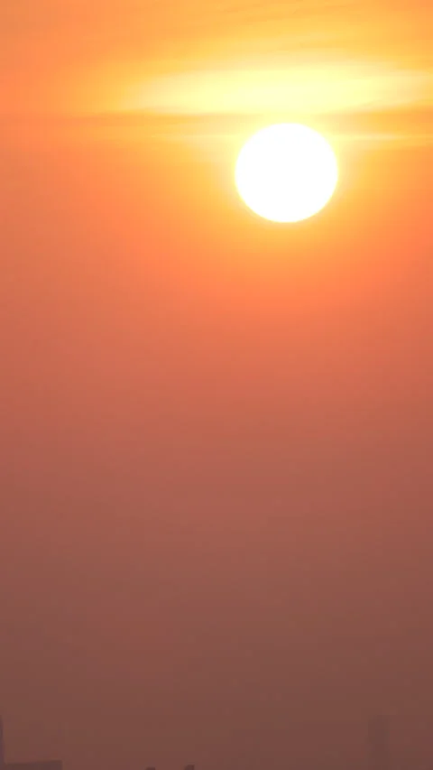 Time-lapse of the sun rising quickly in the early morning sky. Vertical Video 库存影片 330886393