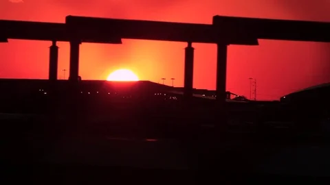 Time-lapse of the sun setting behind the Philadelphia Airport terminal Vídeos de archivo 80440575
