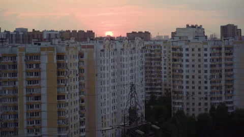 Time lapse the sun is setting behind the multi-storey buildings Stock Footage 158920416