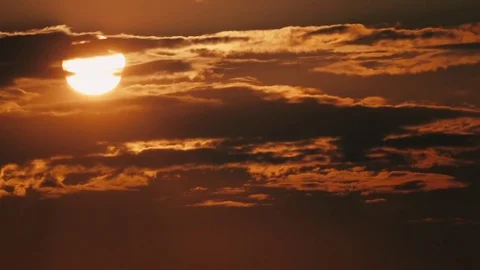 Time lapse of sun setting behing the clouds Video stock 78717327