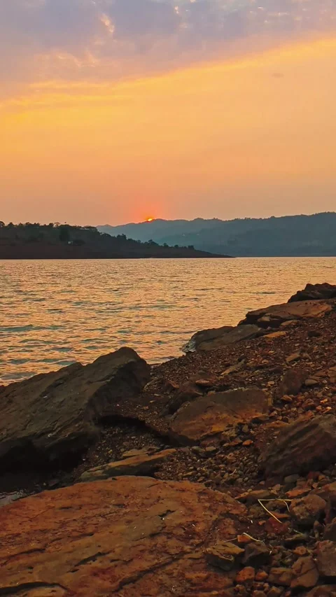 Time Lapse Sun Setting Below Horizon Over Calm Lake Stock Footage 327998459